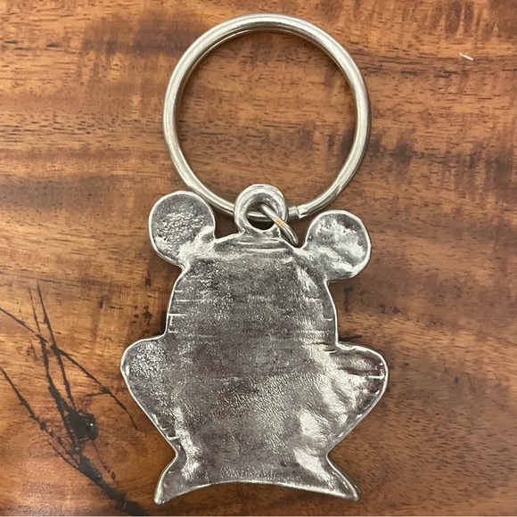 Vintage 1990s Adorable Cartoon Frog Metal Keychain. Cute frog holding a heart. - Picture 2 of 5